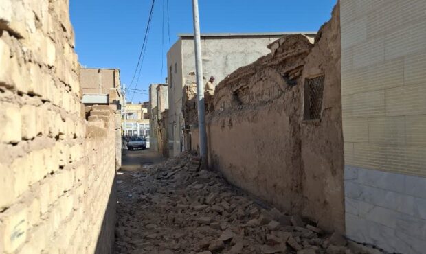 رفع خطر از سه پلاک مسکونی در محله اکبرآباد