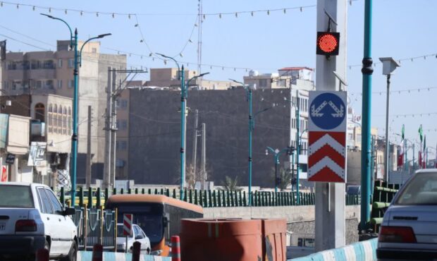 تردد ایمن‌تر با نصب همزمان چراغ‌های سولار و پلیسی در نقاط حادثه‌خیز شهر یزد