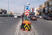 بهسازی تابلوهای راهنمایی و چراغ‌های سولار پلیسی در آستانه نوروز ۱۴۰۵