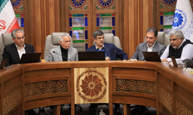اقتصاد باید تعیین کننده سیاست باشد | پیشنهاد تشکیل ستاد بحران در اتاق های سراسر کشور | تاکید بر استفاده عملی از ظرفیت‌های بخش خصوصی