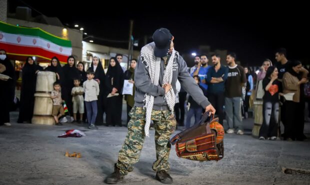 نمایش خیابانی «کوله بهشتی»؛ روایتی از شهادت مظلومانه دانشآموزان میناب نمایش خیابانی «کوله بهشتی»؛ روایتی از شهادت مظلومانه دانشآموزان میناب