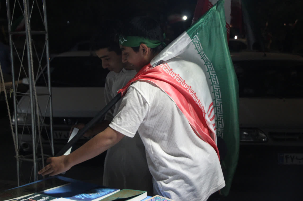 گزارش تصویری از تجمعات شبانه در میدان امام حسین)ع( یزد