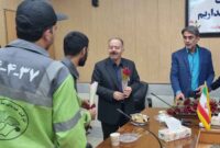 تجلیل از پاکبانان منطقه چهار شهرداری یزد پس از خدمت‌رسانی در مراسم تشییع پیکر مطهر قائد امت