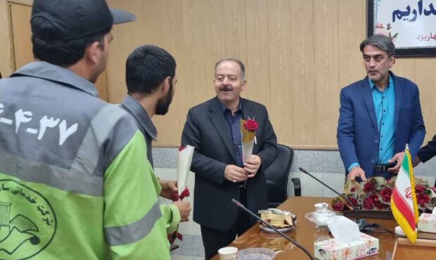 تجلیل از پاکبانان منطقه چهار شهرداری یزد پس از خدمت‌رسانی در مراسم تشییع پیکر مطهر قائد امت
